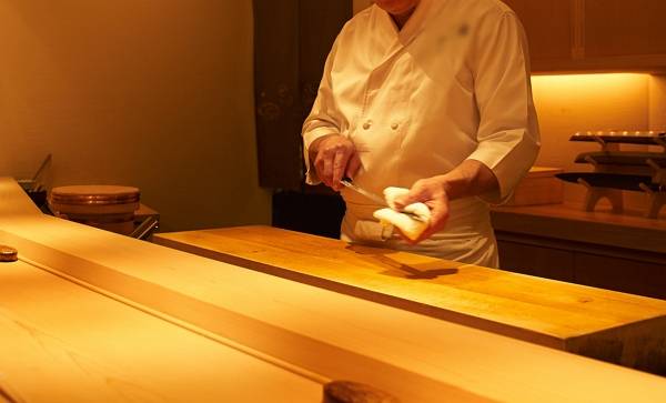 여성 종업원을 성폭행한 혐의로 경찰 수사를 받는 서울 강남 유명 일식 셰프가 자신이 운영하는 식당 영업을 돌연 중단했다. 사진은 기사 내용과 직접적인 관련이 없음. /사진=클립아트코리아