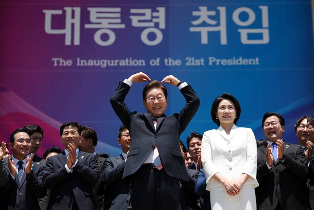 이재명 대통령의 장남 동호 씨가 14일 서울 모처에서 비공개 결혼식을 올렸다. 사진은 4일 서울 여의도 국회 로텐더홀에서 열린 제21대 대통령 취임선서식을 마치고 잔디광장에 모인 시민들을 향해 하트를 만들어 보이고 있는 이 대통령과 부인 김혜경 사.