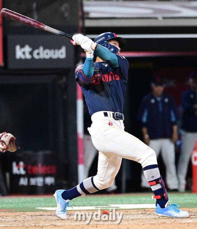2025년 6월 11일 오후 경기도 수원시 KT위즈파크에서 '2025 신한 SOL뱅크 KBO 리그' 롯데 자이언츠와 KT위즈의 경기가 열렸다. 롯데 장두성이 8회초 1사 만루서 KT 박영현을 상대로 11구까지 가는 접전을 벌이고 있다./마이데일리