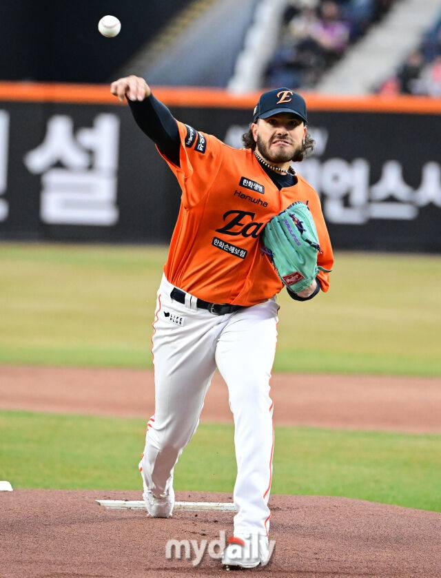 한화 선발투수 폰세가 역투하고 있다./마이데일리