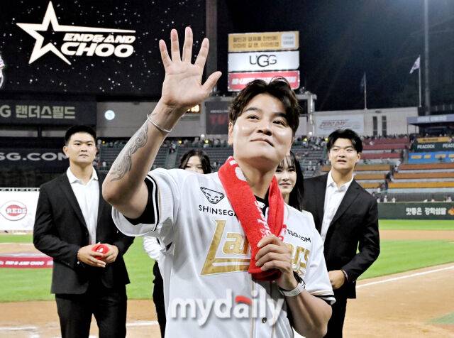 추신수가 14일 오후 인천 문학동 SSG랜더스필드에서 진행된 은퇴식에서 팬들에게 손을 흔들고 있다./인천 = 송일섭 기자