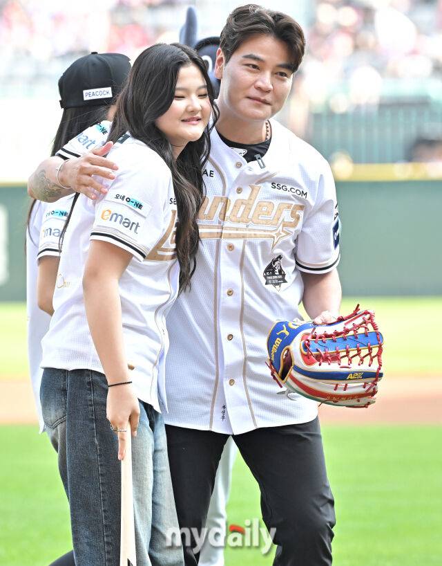14일 오후 인천 문학동 SSG랜더스필드에서 진행된 '2025 프로야구 KBO리그' SSG랜더스와 롯데자이언츠의 경기.SSG 추신수가 시타를 마친 딸 추소희양과 포옹을 하고 있다./인천 = 송일섭 기자