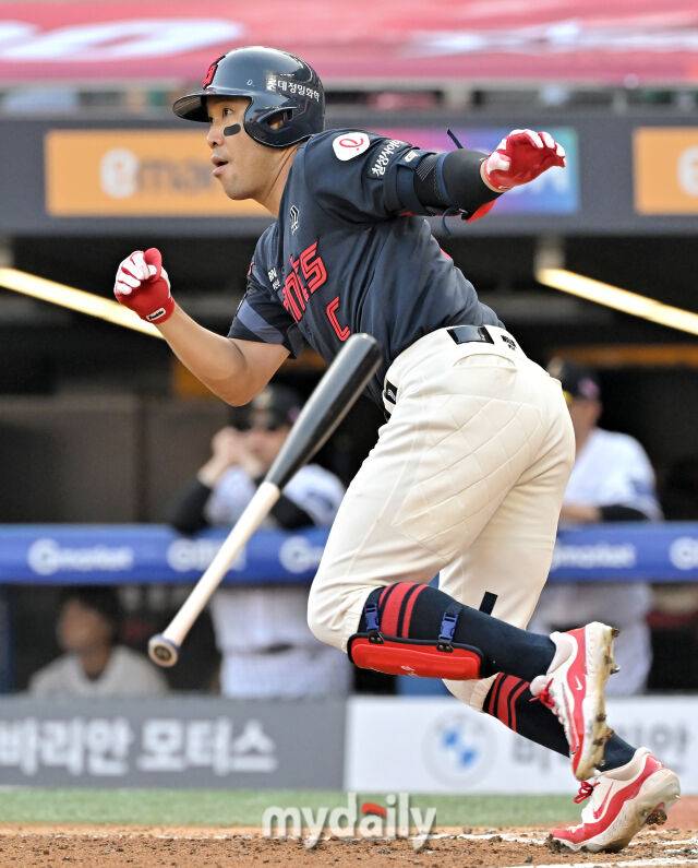 14일 오후 인천 문학동 SSG랜더스필드에서 진행된 '2025 프로야구 KBO리그' SSG랜더스와 롯데자이언츠의 경기. 롯데 전준우가 6회초 2사 1,3루서 1타점 적시타를 터뜨리고 있다./인천 = 송일섭 기자