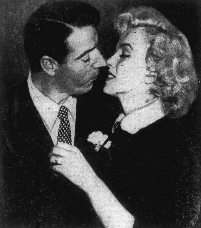 1954년 1월 결혼식을 올린 후 조 디마지오와 마릴린 먼로. [Unknown, Los Angeles Daily News/wikimedia]