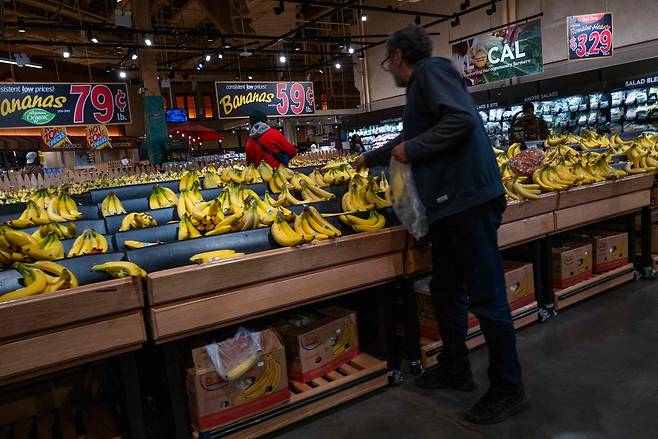 지난달 13일(현지시간) 미국 뉴욕 브루클린의 식료품점에서 쇼핑하는 사람들. [AFP]