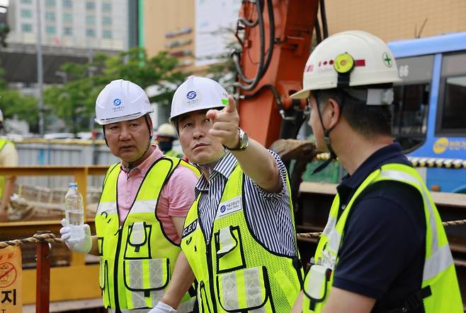 백호 서울교통공사 사장(가운데)이 현장을 방문, 안전 대책을 강구하고 있다.
