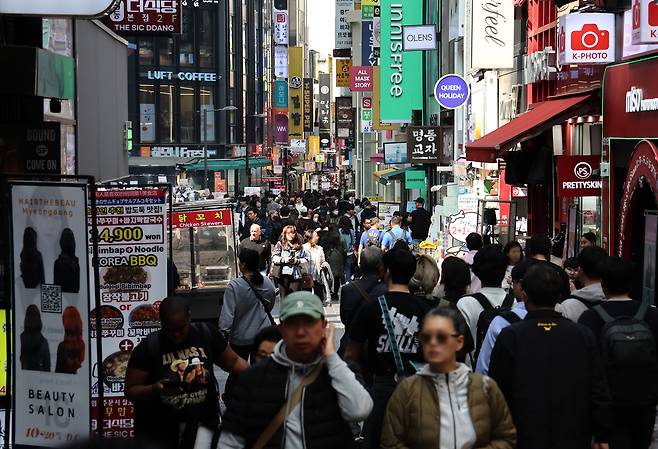 비상계엄·탄핵정국에 따른 정치적 혼란이 해소되면서 한국을 찾는 중국인이 늘고 있다고 14일 홍콩 사우스차이나모닝포스트(SCMP)가 보도했다. 사진은 서울 명동거리 모습. [연합]