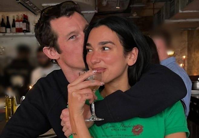 [서울=뉴시스] 세계적인 팝스타 두아 리파가 12일(현지시간) 패션 잡지 '보그' 영국판과 인터뷰에서 약혼 소식을 알렸다. (사진=두아 리파 인스타그램) 2025.06.13 photo@newsis.com *재판매 및 DB 금지