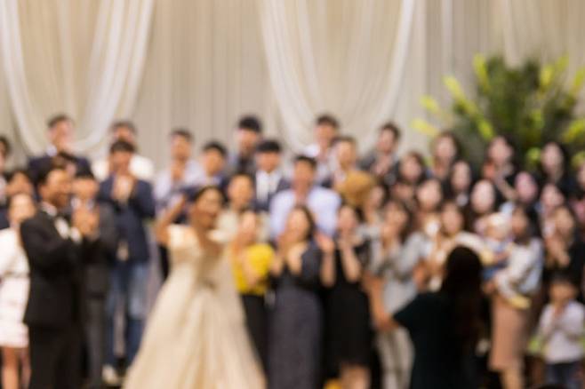 [서울=뉴시스] 장기연애 뒤 곧바로 새 연인과 결혼 소식을 전한 지인을 진심으로 축하할 수 없다는 여성의 사연이 알려지며 누리꾼 사이서 화제를 모으고 있다. 2025.06.13. *재판매 및 DB금지 *재판매 및 DB 금지