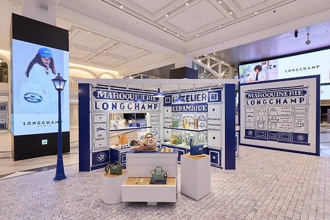 [서울=뉴시스]신세계백화점 강남점에서는 오는 15일까지 프랑스 럭셔리 패션하우스 롱샴(Longchamp)이 2025년 가을 컬렉션을 기념해 파리의 거리를 형상화한 '파리지앵 아티장' 콘셉트의 팝업스토어를 오픈했다.(사진=신세계백화점 제공) *재판매 및 DB 금지