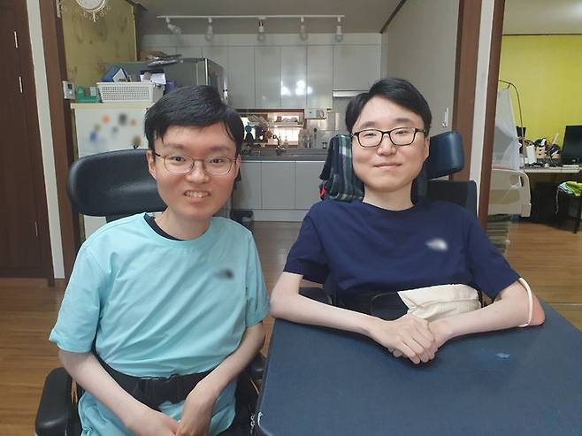 [시흥=뉴시스] 구무서 기자 = 쿠팡 장애인 e스포츠 선수인 김민준(왼쪽), 김규민 선수 2025.06.13. photo@newsis.com *재판매 및 DB 금지