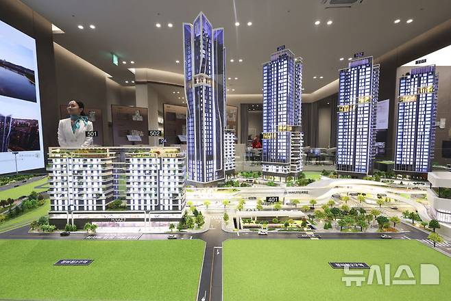 [서울=뉴시스] 김근수 기자 = HDC 현대산업개발과 포스코이앤씨의 용산정비창 전면 1구역 홍보관 개관 첫 날인 9일 서울 용산구 베르가모 웨딩홀에 마련된 포스코이앤씨 홍보관에 복합 주거지역단지 모형이 전시돼 있다. 용산 정비창 전면 1구역 재개발은 서울 용산구 한강로3가 40-641번지 일대에 지하 6층~지상 38층 12동(棟) 아파트 777가구와 오피스텔 894실, 상업·업무 시설 등을 짓는 사업이다. 공사비만 1조원대에 육박할 것으로 추산된다. 2025.06.09. ks@newsis.com