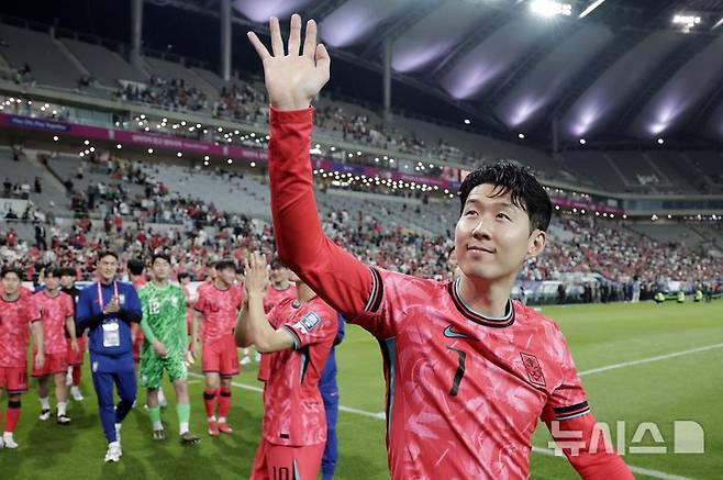 [서울=뉴시스] 최동준 기자 = 11회 연속 월드컵 본선 진출에 성공한 한국 축구대표팀 손흥민이 지난 10일 서울 마포구 서울월드컵경기장에서 열린 2026 국제축구연맹(FIFA) 북중미월드컵 아시아 3차 예선 쿠웨이트와 경기를 마치고 경기장을 돌며 관중들에게 인사하고 있다. 2025.06.10. photocdj@newsis.com
