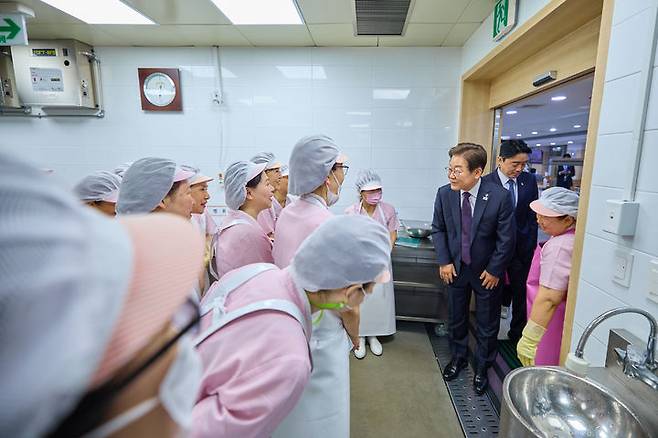 [서울=뉴시스] 이재명 대통령이 지난 10일 서울 용산구 대통령실 청사 구내식당을 방문해 관계자들과 대화를 하고 있다. (사진=대통령실 제공) 2025.06.11. photo@newsis.com *재판매 및 DB 금지