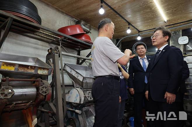 [연천=뉴시스] 고범준 기자 = 이재명 대통령이 13일 기본소득 실시지역 현황점검을 위해 방문한 경기도 연천군 방앗간에서 주인과 대화하고 있다. (대통령실통신사진기자단) 2025.06.13. bjko@newsis.com