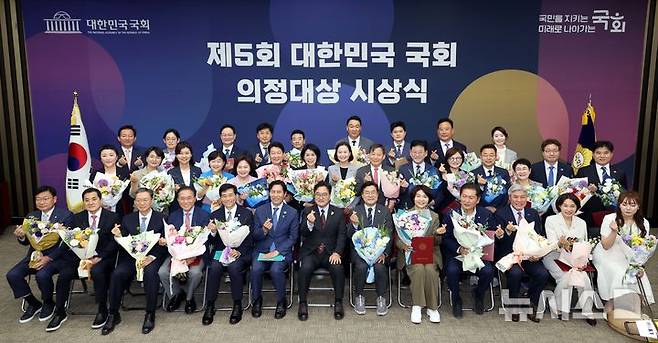 [서울=뉴시스] 조성봉 기자= 우원식 국회의장이 11일 오후 서울 여의도 국회에서 열린 제5회 대한민국 국회 의정대상 시상식에서 수상자들과 기념촬영을 하고 있다. 2025.06.11. suncho21@newsis.com