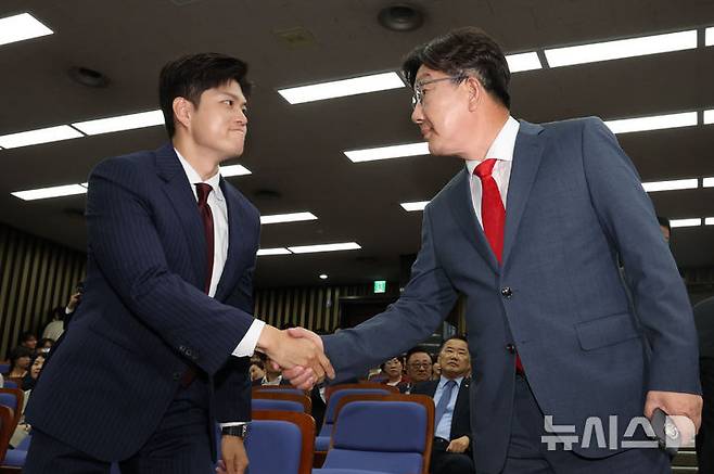 [서울=뉴시스] 권창회 기자 = 김용태 국민의힘 비상대책위원장과 권성동 원내대표가 9일 서울 여의도 국회에서 열린 의원총회에 참석해 악수하고 있다. 2025.06.09. kch0523@newsis.com