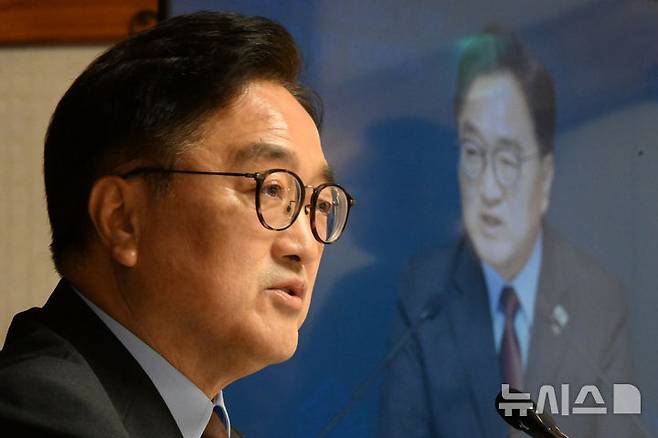 [서울=뉴시스] 국회사진기자단 = 우원식 국회의장이 11일 서울 여의도 국회 사랑재에서 열린 취임 1주년 기자간담회에서 발언하고 있다. 2025.06.11. photo@newsis.com