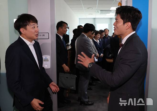 [서울=뉴시스] 권창회 기자 = 김용태 국민의힘 비상대책위원장과 이준석 개혁신당 의원이 12일 오전 국회 소통관에서 열린 한미의원연맹 현판식에 참석해 대화하고 있다.(공동취재) 2025.06.12. photo@newsis.com