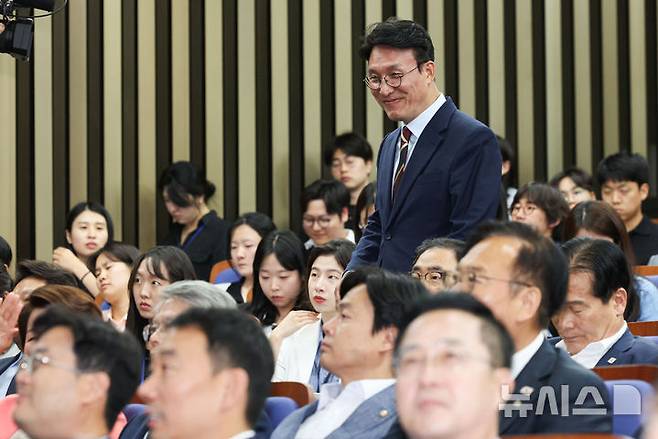 [서울=뉴시스] 권창회 기자 = 김민석 국무총리 후보자가 13일 서울 여의도 국회에서 열린 제2기 원내대표 선출 의원총회에 참석해 의원들과 인사하고 있다. 2025.06.13. kch0523@newsis.com