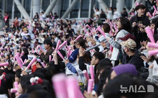 [서울=뉴시스] 김금보 기자 = 16일 오후 서울 구로구 고척스카이돔에서 열린 2025 프로야구 키움 히어로즈와 두산 베어스의 시범경기를 찾은 관중들이 경기를 즐기고 있다. 2025.03.16. kgb@newsis.com