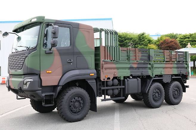 [서울=뉴시스] 전기차 시장 성장 둔화와 글로벌 공급망 불안이 장기화되면서 완성차 업계가 '방위산업' 분야 진출을 통해 사업 포트폴리오 다각화에 나서고 있다. 사진은 기아 중형표준차(KMTV, Kia Medium Tactical Vehicle) 5톤 모델. (사진=기아 제공) photo@newsis.com *재판매 및 DB 금지