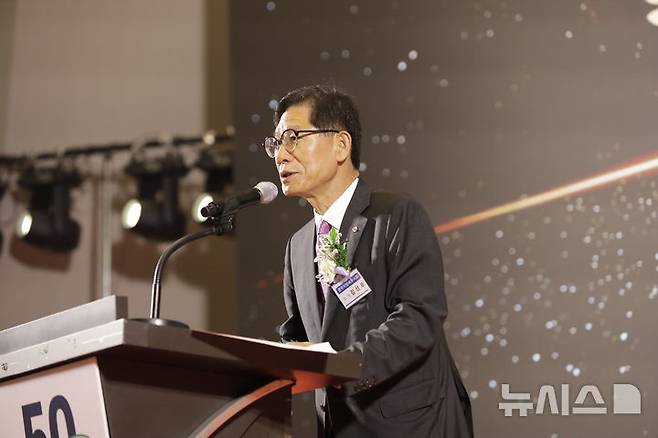 [광주=뉴시스] 13일 오후 광주 웨딩크룹위더스에서 열린 광주지방세무사회 출범 50주년 기념식에서 김성후 회장이 기념사를 하고 있다. (사진=광주세무사회 제공). 2025.06.14. photo@newsis.com *재판매 및 DB 금지