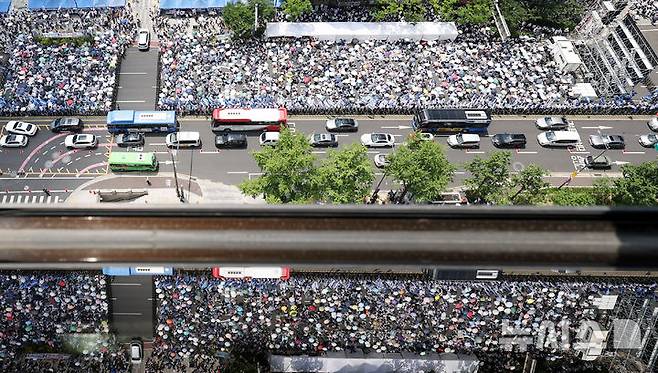 [서울=뉴시스] 추상철 기자 = 거룩한방파제 통합국민대회 준비위원회가 14일 오후 서울 중구 서울시의회 인근에서 동성애 퀴어축제와 차별금지법 제정 시도에 반대하는 '거룩한방파제 통합국민대회'를 하고 있다. 2025.06.14. scchoo@newsis.com