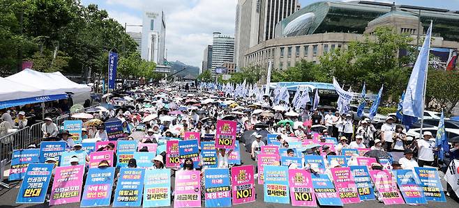 [서울=뉴시스] 추상철 기자 = 거룩한방파제 통합국민대회 준비위원회가 14일 오후 서울 중구 서울시의회 인근에서 동성애 퀴어축제와 차별금지법 제정 시도에 반대하는 '거룩한방파제 통합국민대회'를 하고 있다. 2025.06.14. scchoo@newsis.com