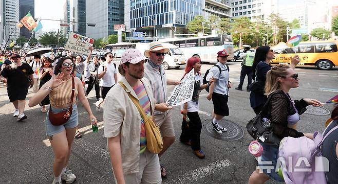 [서울=뉴시스] 김선웅 기자 = 14일 서울 중구 을지로 일대에서 열린 제26회 서울퀴어문화축제 참가자들이 퀴어퍼레이드를 하고 있다. 2025.06.14. mangusta@newsis.com