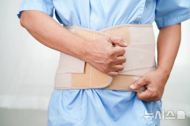 [서울=뉴시스]허리 통증은 누구나 한번쯤 겪을 수 있는 흔한 증상이다. 허리 보호대를 착용하면 일시적인 통증이 완화될 수 있지만 장시간 착용하게 되면 오히려 허리 건강을 해칠 수 있어 주의할 필요가 있다. (사진= 게티이미지뱅크 제공) 2025.06.14. photo@newsis.com.