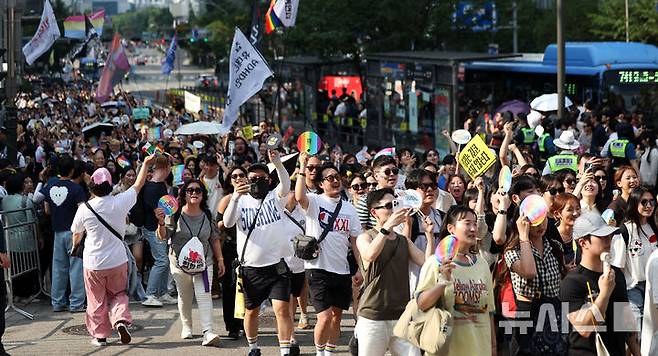 [서울=뉴시스] 김선웅 기자 = 14일 서울 중구 을지로 일대에서 열린 제26회 서울퀴어문화축제 참가자들이 퀴어퍼레이드를 하고 있다. 2025.06.14. mangusta@newsis.com