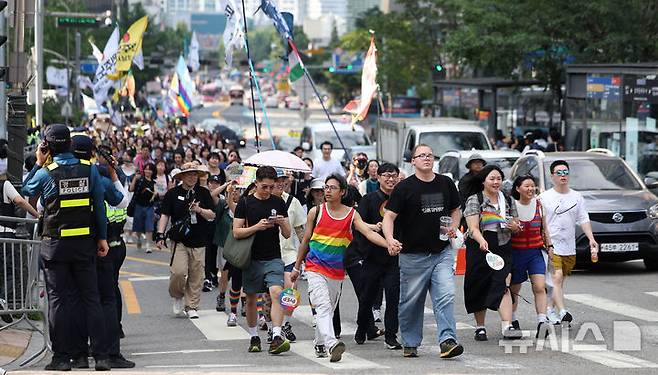 [서울=뉴시스] 김선웅 기자 = 14일 서울 중구 을지로 일대에서 열린 제26회 서울퀴어문화축제 참가자들이 퀴어퍼레이드를 하고 있다. 2025.06.14. mangusta@newsis.com