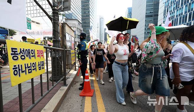 [서울=뉴시스] 김선웅 기자 = 14일 서울 중구 을지로 일대에서 열린 제26회 서울퀴어문화축제 참가자들이 퀴어퍼레이드를 하는 옆으로 기독교 단체 회원들이 반대 집회를 하고 있다. 2025.06.14. mangusta@newsis.com