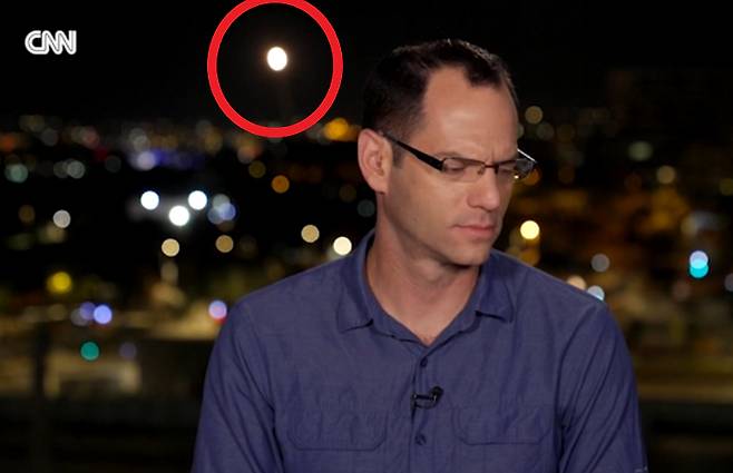 CNN 기자 뒤로 포착된 이스라엘 요격 미사일 [CNN 유튜브 캡처]