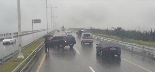 지난 13일  전북 군산시 옥도면의 한 도로에서 SUV가 가드레일과 충돌해 동승했던 A(70대)씨가 사망했다. 전북소방본부제공
