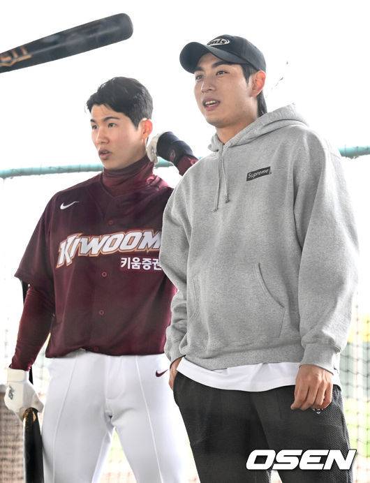 [OSEN=스코츠데일(미국 애리조나주), 이대선 기자] 5일(한국시간) 미국 애리조나주 스코츠데일에 위치한 솔트리버필즈 앳 토킹스틱에서 키움 히어로즈의 스프링캠프가 진행됐다.키움 훈련장을 찾은 샌프란시스코 자이언츠 이정후가 훈련 중인 동료들과 이야기를 나누고 있다. 2024.02.05 /sunday@osen.co.kr