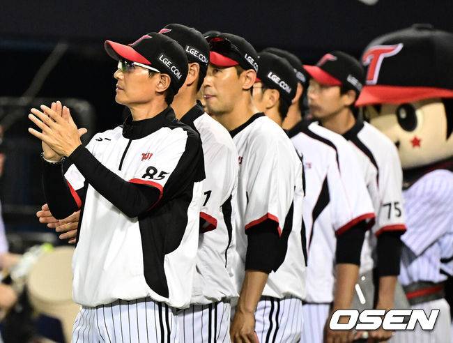 [OSEN=잠실, 지형준 기자] 프로야구 LG 트윈스가&nbsp;SSG 랜더스 상대로 이틀 연속 역전승을 거두며 1위 자리를 지켰다.&nbsp;LG는 12일 서울 잠실구장에서 열린 2025 KBO리그&nbsp;SSG와 시즌 12차전 맞대결에서 7-4로 승리했다. LG는 2위 한화와 승차를 0.5경기 차이로 1위를 지켜냈다.&nbsp;박동원이 대타로 나와 2타점 역전 결승 2루타로 해결사가 됐다.&nbsp;선발 투수 치리노스는 5⅔이닝 9피안타 2볼넷 5탈삼진 4실점으로 승리 투수가 됐다. 시즌 7승째를 기록했다.경기를 마치고 LG 염경엽 감독이 선수들에게 박수를 보내고 있다. 2025.06.12 /jpnews@osen.co.kr