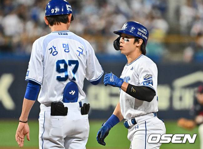 [OSEN=대구, 이석우 기자] 27일 대구삼성라이온즈파크에서 2025 신한 SOL 뱅크 KBO 리그 삼성 라이온즈와 롯데 자이언츠의 경기가 열렸다. 홈팀 삼성은 후라도가, 방문팀 롯데는 감보아가 선발 출전했다. 삼성 라이온즈 김성윤이 7회말 1사 3루 ㅘ익수 왼쪽 1타점 안타를 치고 하이파이브를 하고 있다. 2025.05.27 / foto0307@osen.co.kr