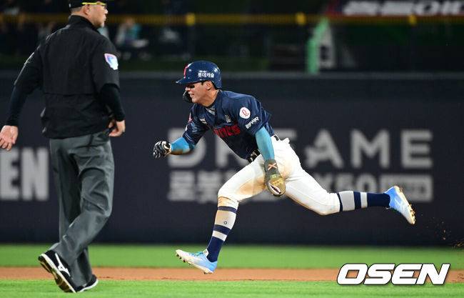 [OSEN=수원, 조은정 기자]1롯데가 선발 조기강판, 마무리 블론세이브 등 각종 변수를 딛고 연장 접전 끝 승리를 쟁취했다.프로야구 롯데 자이언츠는 12일 수원KT위즈파크에서 열린 2025 신한 SOL뱅크 KBO리그 KT 위즈와의 시즌 9차전에서 연장 접전 끝 12-7로 승리했다.연장 10회초 1사 1루 롯데 장두성이 KT 투수 박영현 견제구 송구 실책에 몸을 맞은 뒤 2루까지 뛰고 있다. 이후 대주자 한승현으로 교체됐다. 2025.06.12 /cej@osen.co.kr