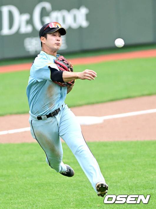 [OSEN=이천, 최규한 기자] 11일 오후 경기도 이천 LG챔피언스파크에서 ‘2024 퓨처스리그’ LG 트윈스와 상무 피닉스의 경기가 열렸다.이날 홈팀 LG는 백승현, 방문팀 상무는 허윤동을 선발로 내세웠다.1회말 2사 1루 상황 LG 배강의 내야 땅볼 때 상무 3루수 박정현이 타구를 잡아 1루로 송구하고 있다. 2024.05.11 / dreamer@osen.co.kr