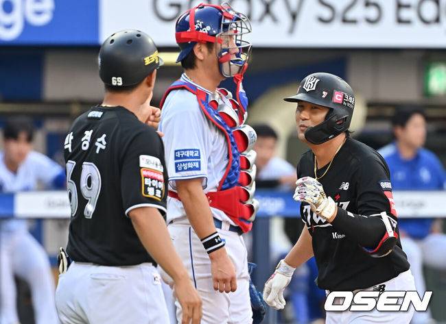 [OSEN=대구, 이석우 기자] 14일 대구삼성라이온즈파크에서 2025 신한 SOL 뱅크 KBO 리그 삼성 라이온즈와 KT 위즈의 경기가 열렸다. 홈팀 삼성은 후라도가, 방문팀 KT는 쿠에바스가 선발 출전했다. KT 위즈 김상수가 3회초 1사 1루 좌월 2점 홈런을 치고 하이파이브를 하고 있다. 2025.06.14 / foto0307@osen.co.kr