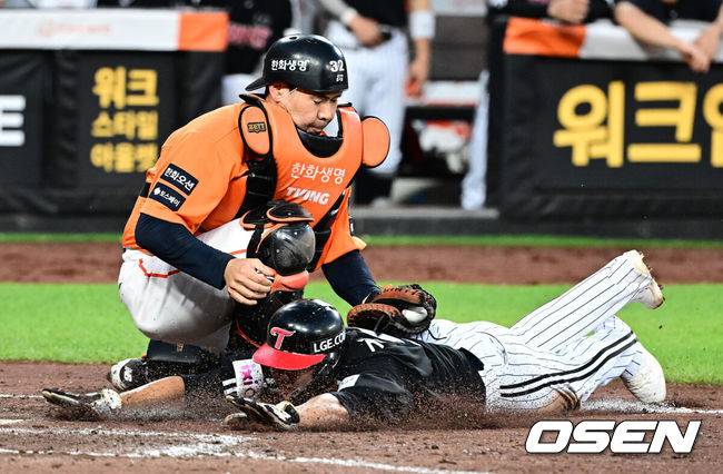 [OSEN=대전, 지형준 기자] 14일 대전 한화생명볼파크에서 2025 신한 SOL Bank KBO리그 한화 이글스와 LG 트윈스의 경기가 열렸다.LG가 40승 26패 1무(승률 .606)로 1위, 한화는 40승 27패(승률 .597)로 2위다. 0.5경기 차이다. 경기 결과에 따라 1위가 바뀔 수도 있다.&nbsp;이날 한화는 폰세, LG는 임찬규를 선발로 내세웠다.8회초 2사 1,3루에서 더블 스틸을 시도한 LG 김주성이 한화 이재원에 태그아웃 당하고 있다. 2025.06.14 /jpnews@osen.co.kr