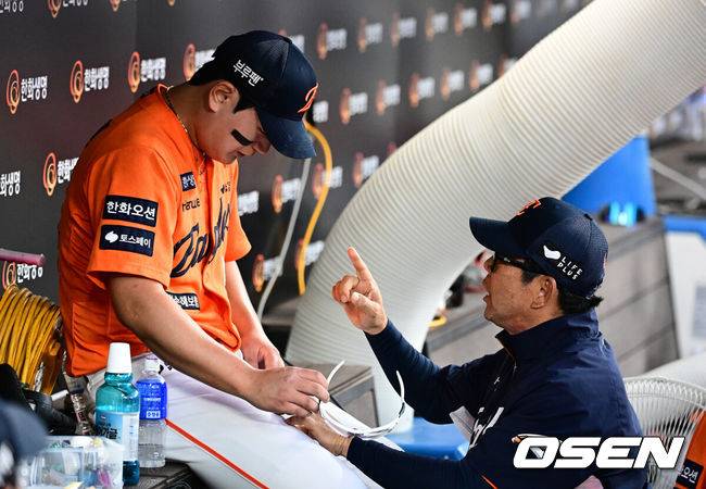 [OSEN=대전, 지형준 기자] 14일 대전 한화생명볼파크에서 2025 신한 SOL Bank KBO리그 한화 이글스와 LG 트윈스의 경기가 열렸다.LG가 40승 26패 1무(승률 .606)로 1위, 한화는 40승 27패(승률 .597)로 2위다. 0.5경기 차이다. 경기 결과에 따라 1위가 바뀔 수도 있다.&nbsp;이날 한화는 폰세, LG는 임찬규를 선발로 내세웠다.8회초 수비를 마치고 한화 양상문 코치가 김서현을 격려하고 있다. 1사 만루에 마운드 오른 김서현이 LG 박동원에 희생플라이를 허용하며 동점을 허용했다. 2025.06.14 /jpnews@osen.co.kr