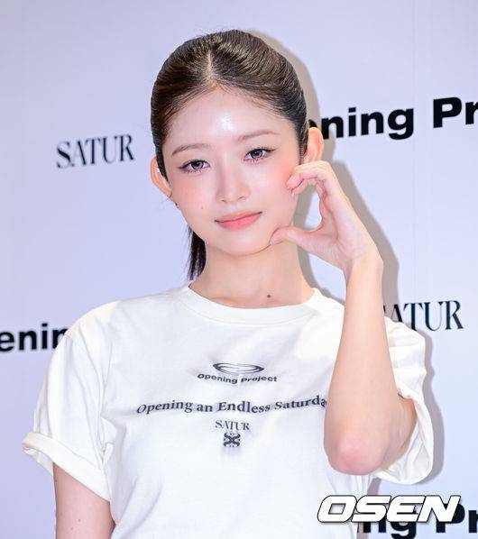 [OSEN=지형준 기자] 12일 오후 서울 성동구에서 오프닝프로젝트X세터 팝업스토어 오픈 기념 포토월 행사가 열렸다.아이브 멤버 레이가 참석해 시크하면서 귀여운 매력을 동시에 발산했다. 아이브 레이가 포즈를 취하고 있다. 2025.06.12 /jpnews@osen.co.kr