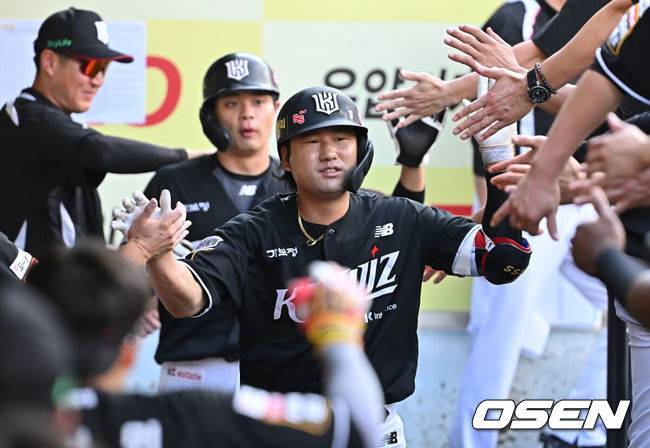 [OSEN=대구, 이석우 기자] 14일 대구삼성라이온즈파크에서 2025 신한 SOL 뱅크 KBO 리그 삼성 라이온즈와 KT 위즈의 경기가 열렸다. 홈팀 삼성은 후라도가, 방문팀 KT는 쿠에바스가 선발 출전했다. KT 위즈 김상수가 3회초 1사 1루 좌월 2점 홈런을 치고 하이파이브를 하고 있다. 2025.06.14 / foto0307@osen.co.kr