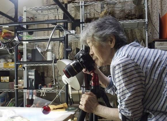 사진을 찍는 니시모토 키미코. 니시모토 키미코 인스타그램 캡처