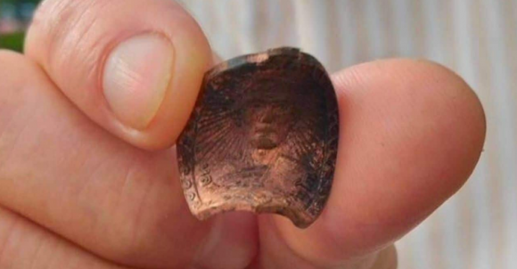 폰차이 씨(50)가 걸고 있던 불상 목걸이가 총알을 막아줬다. 출처=더타이거