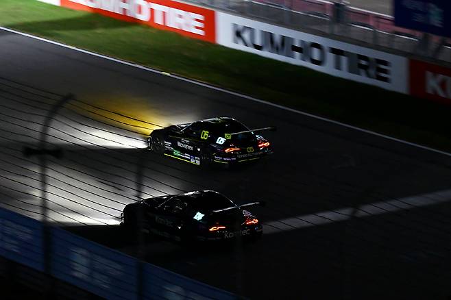 어둠 속에서 진행된 토요타 가주 레이싱 6000 클래스 연습 주행. 사진: 김학수 기자