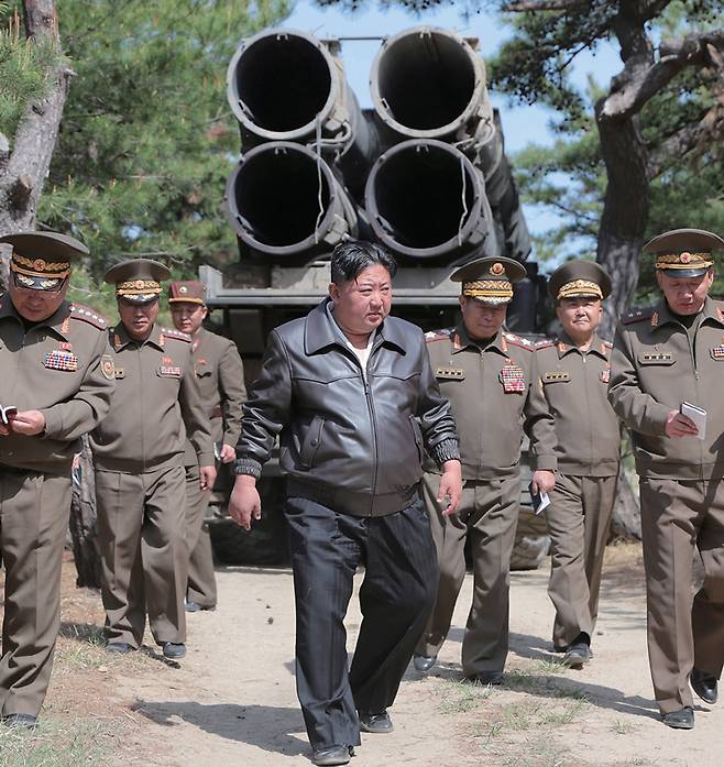 김정은 북한 국무위원장이 장거리포·미사일 체계 합동타격훈련을 지도했다고 조선중앙통신이 5월9일 보도했다. ⓒ조선중앙통신 연합